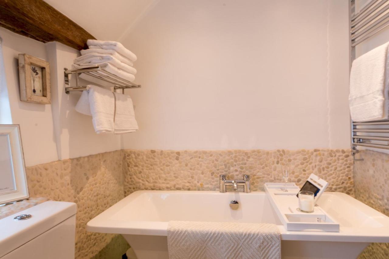 Miller Cottage A Luxury 1550'S Cottage In The Historic Centre Of סאפרון וולדן מראה חיצוני תמונה